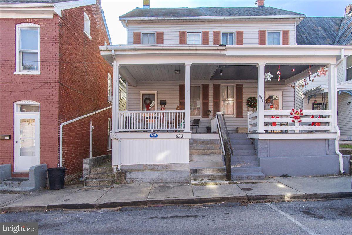 End Unit with a covered front porch and off street parking. Walk into your spacious living room with lots of natural light. Kitchen with lots of cabinets & counter space. Upstairs you have 3 bedrooms and 1 bathroom. Nice backyard. Great location close to shopping restaurants and major highways. Currently rented for $1,600.