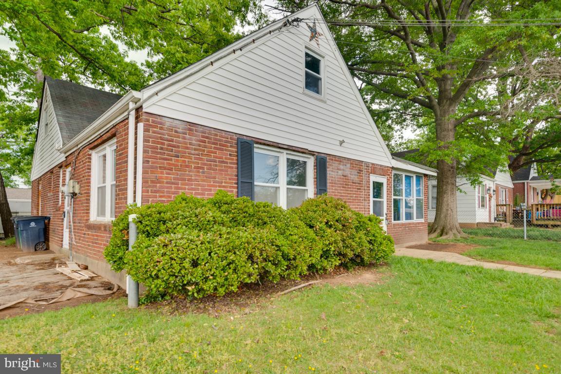 Perfect for an investor or owner-occupant looking to gain some sweat equity.  Price reflects condition and need for updates... A diamond in the rough, the possibilities are endless!!!