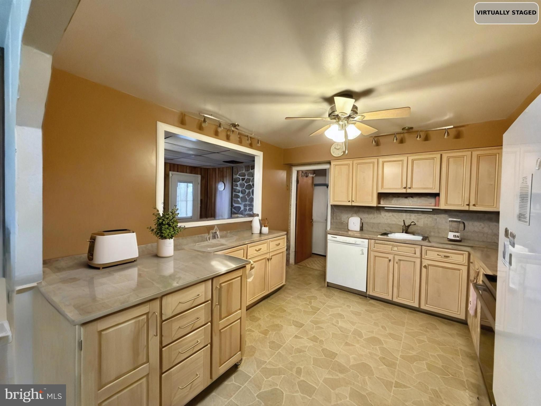 GOLDEN BEACH - Residential