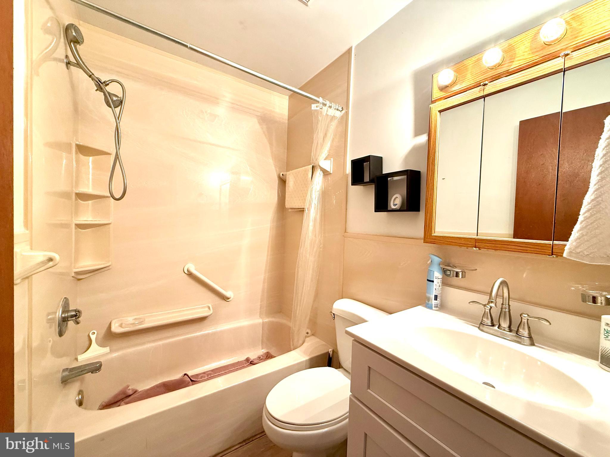 GOLDEN BEACH - Residential