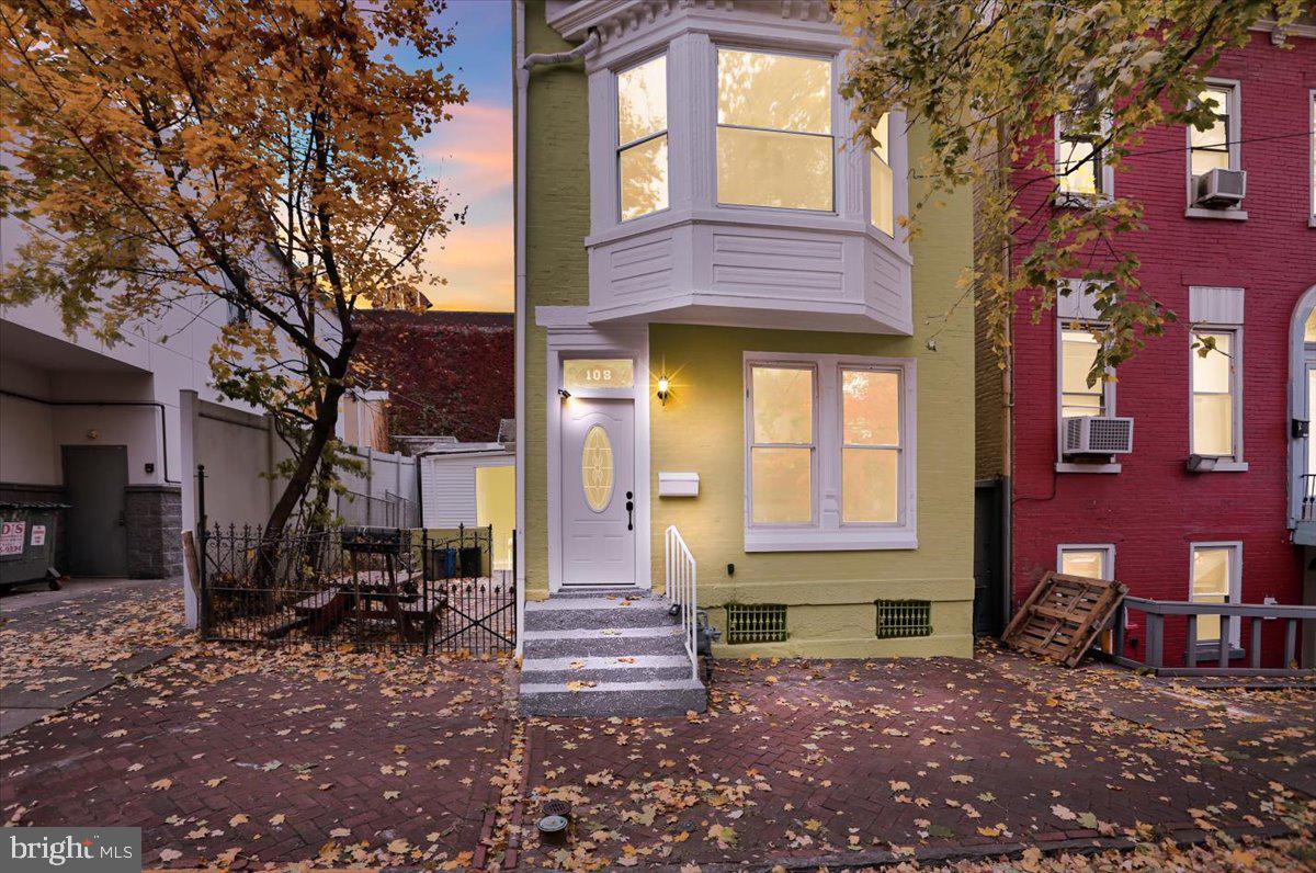 *Back on the market due to buyers financing falling through*
Welcome to 108 N 3rd St! This beautifully home has been recently remodeled and is completely move in ready.  Within it you will find 4 bedrooms and 4 bathrooms, a fully updated kitchen with an island and upgraded with modern touches, and all gas utilities. Contact us to schedule your private showing today. You won't want to miss out on this opportunity!
