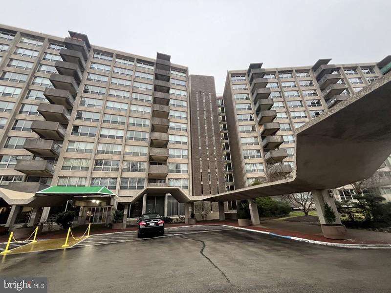 A fantastic opportunity to own a spacious residence in the Green Hill condominium community in Wynnewood, Montgomery County, Pennsylvania. Originally developed in 1962, Green Hill is a well-established, secure, gated high-rise community known for its convenience and amenities.
This unit offers approximately 1,222 square feet of finished interior living space, featuring an oversized living room, kitchen, two generously sized bedrooms, and two full bathrooms. The home includes central heat and air conditioning for year-round comfort and laundry area.
Residents enjoy excellent amenities, including a beautifully maintained lobby with doorman service, indoor and outdoor swimming pools, and a fully equipped fitness center. The community provides a secure, gated environment for added peace of mind.
Ideally located near the Main Line s premier shopping and dining destinations, with easy access to Center City Philadelphia, this property combines comfort, space, and location.