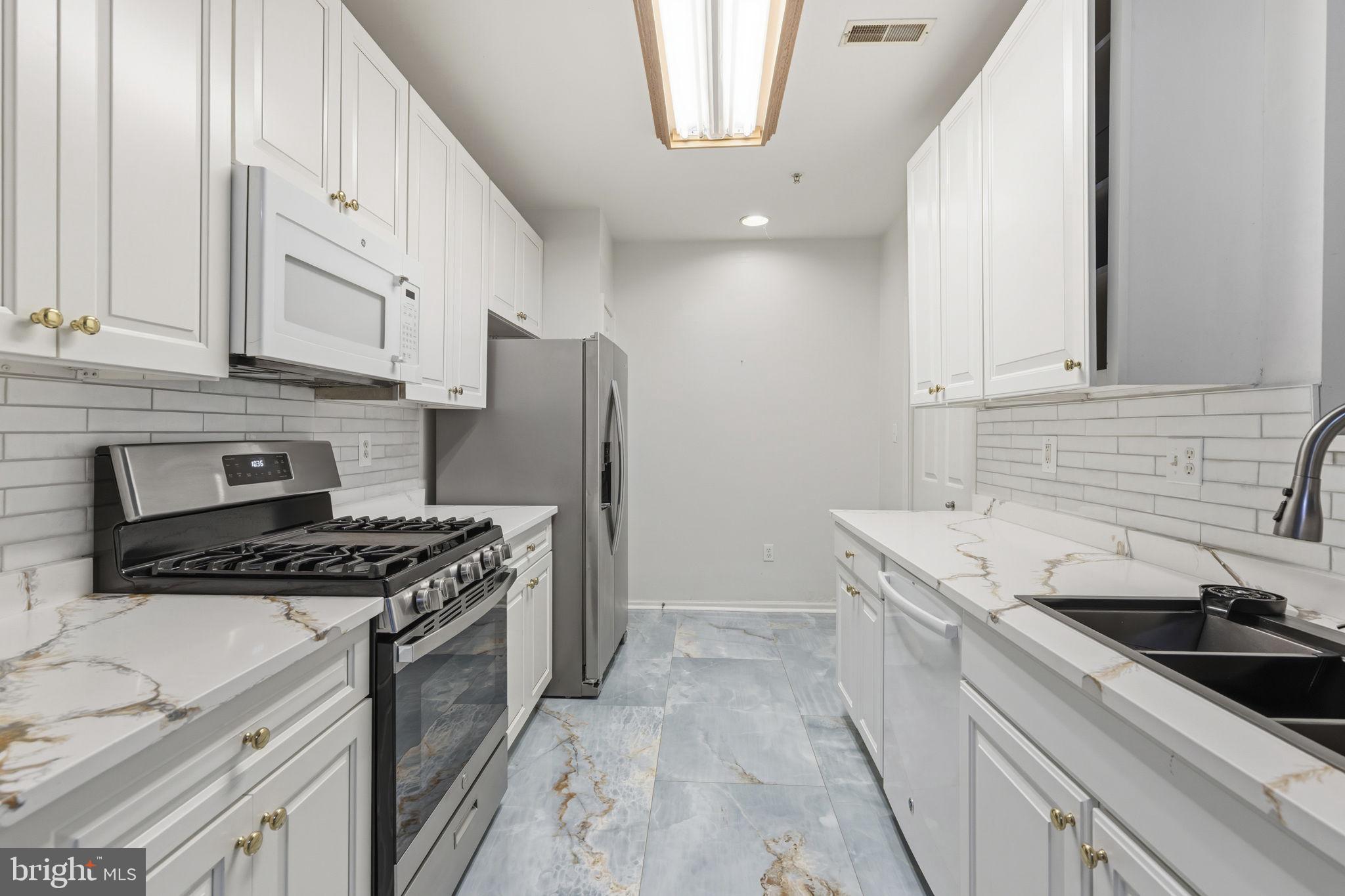 HOLLINGTON AT THE POINTE - Residential
