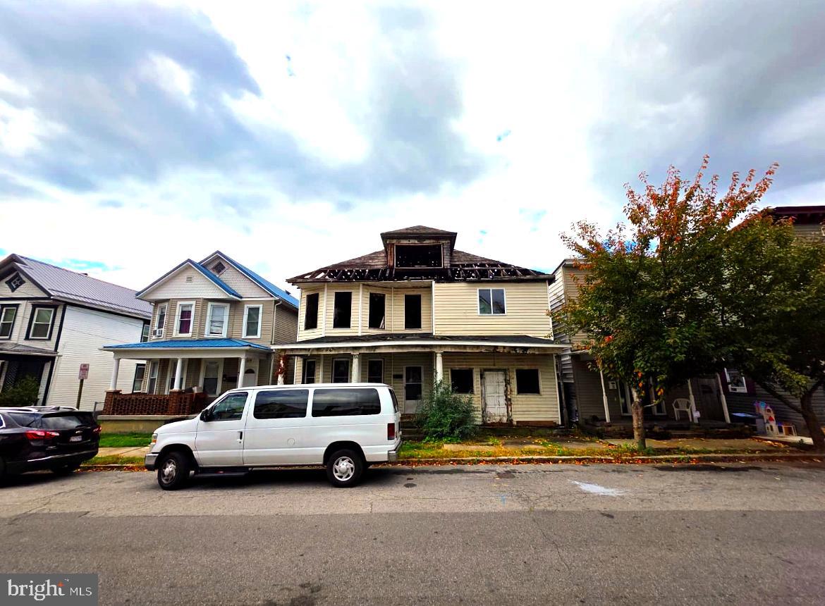 This large duplex property is a wonderful opportunity for any investor with a vision. It has a very strong resale potential.
The house needs a complete reno and is perfect for a flip or rebuild-and-sell strategy.
Enter at own risk.
