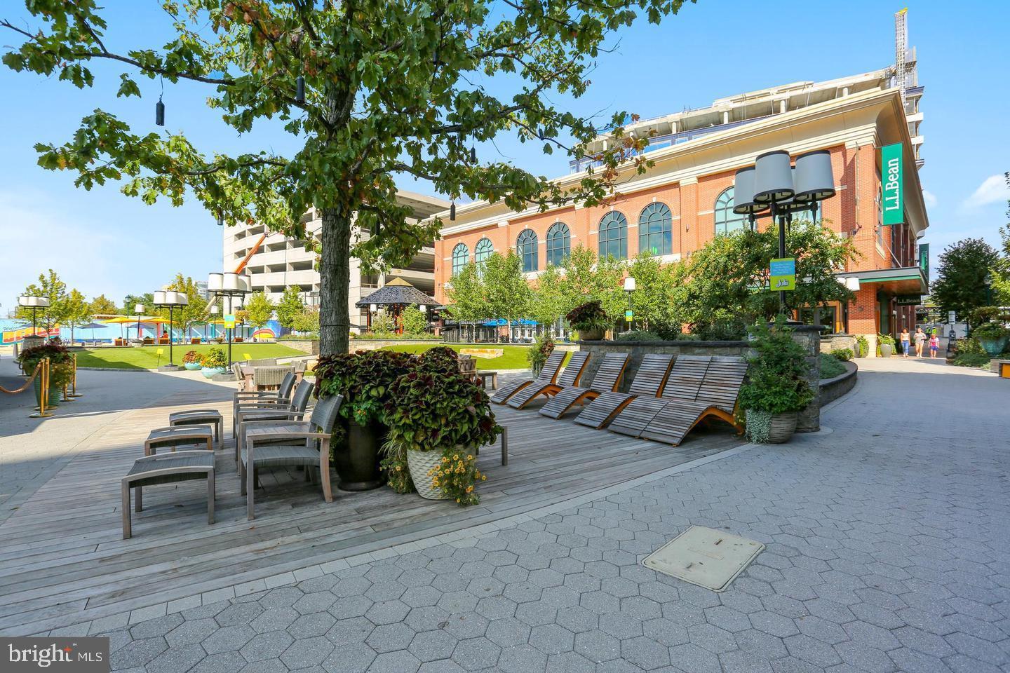 PIKE AND ROSE - Residential