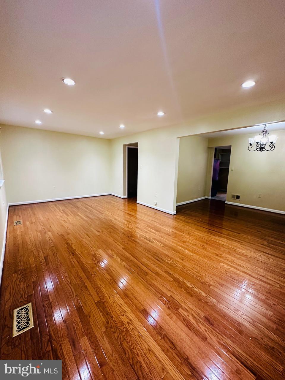 LINDEN SQUARE - Residential