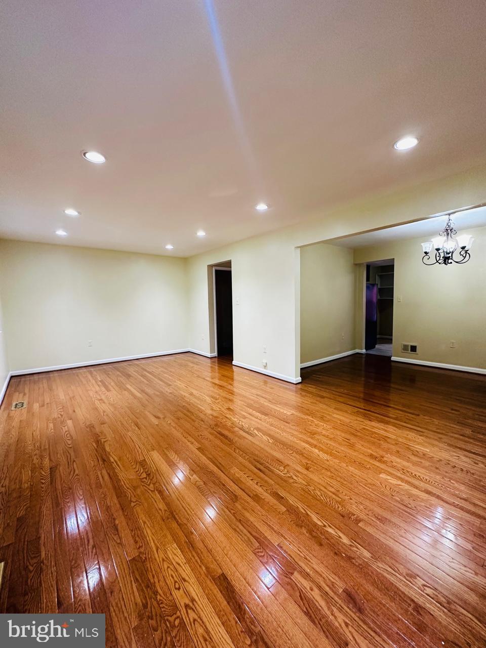 LINDEN SQUARE - Residential