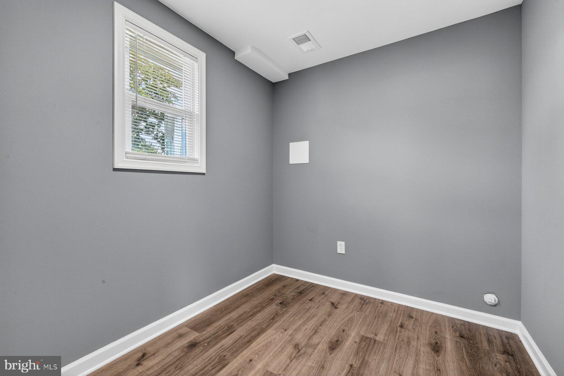 WOODLAND BEACH - Residential