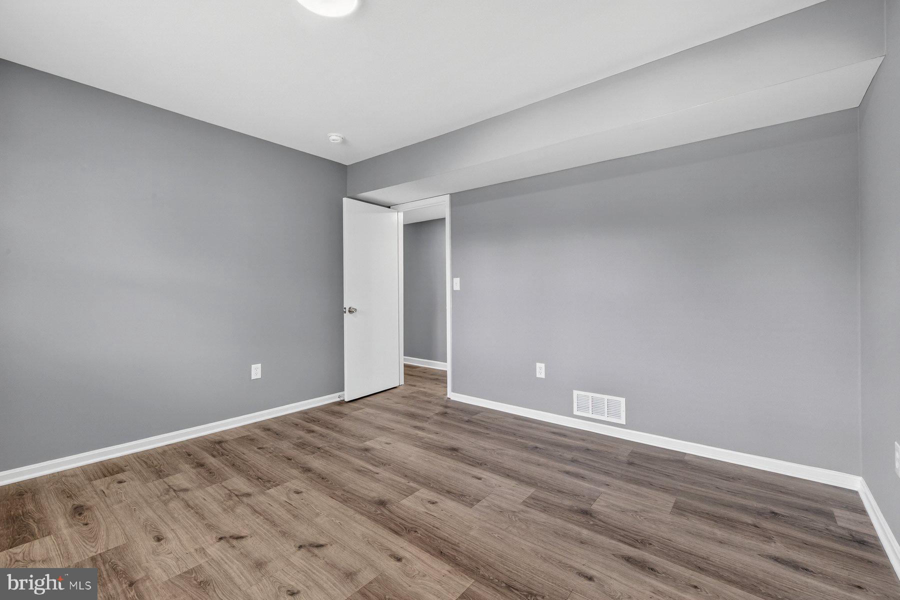 WOODLAND BEACH - Residential