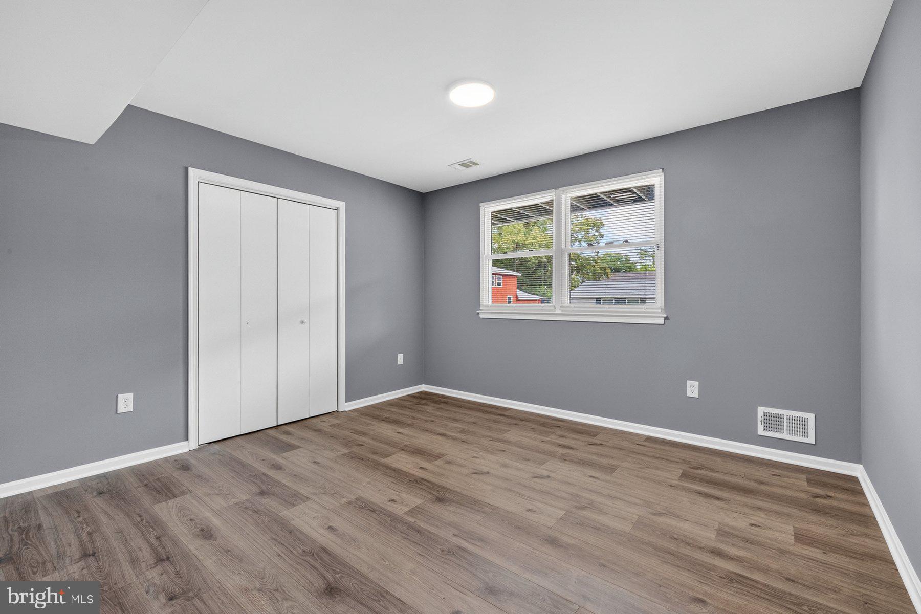 WOODLAND BEACH - Residential