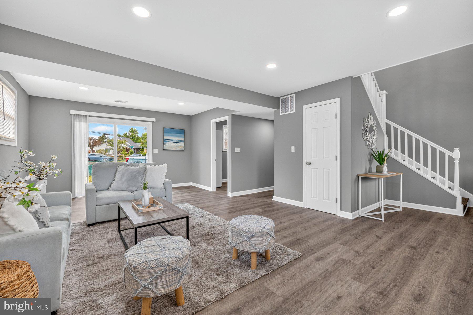 WOODLAND BEACH - Residential
