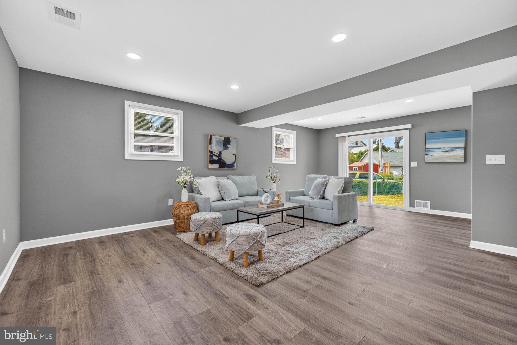 WOODLAND BEACH - Residential