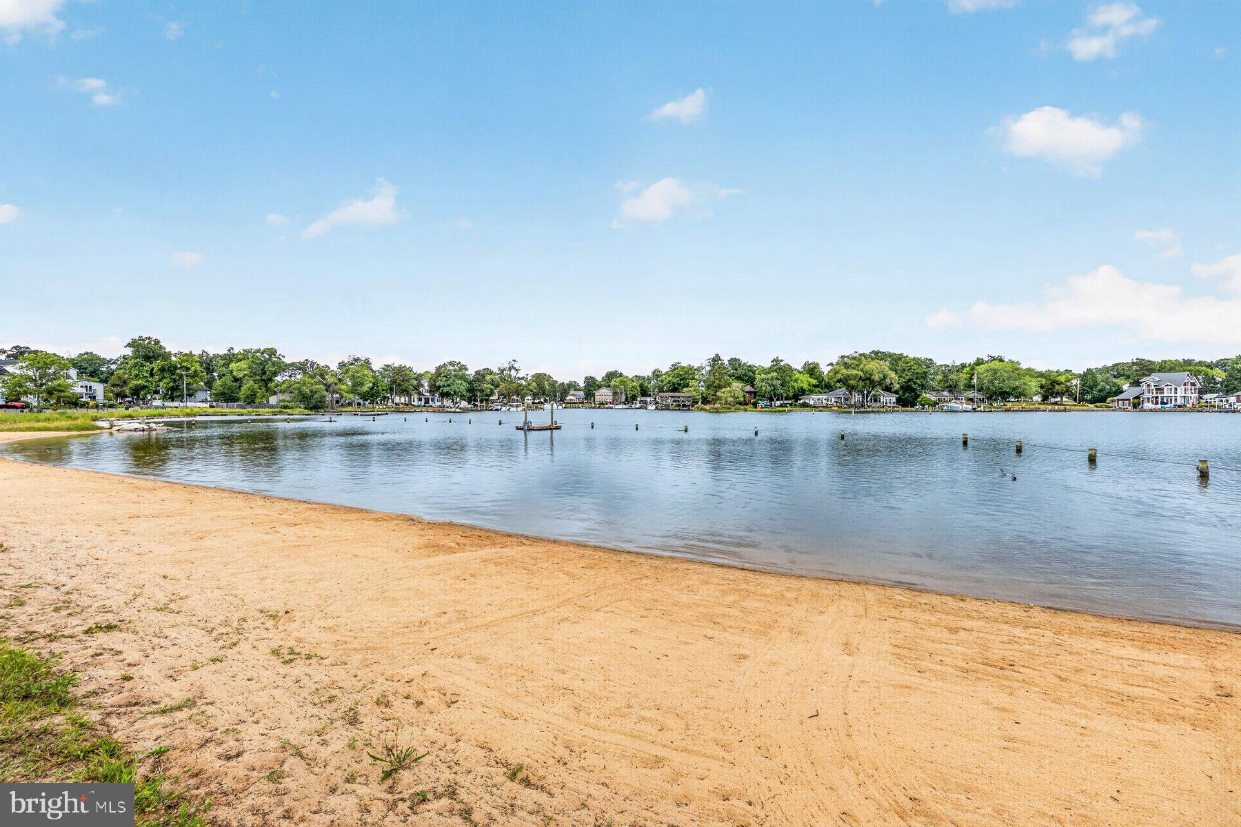 WOODLAND BEACH - Residential