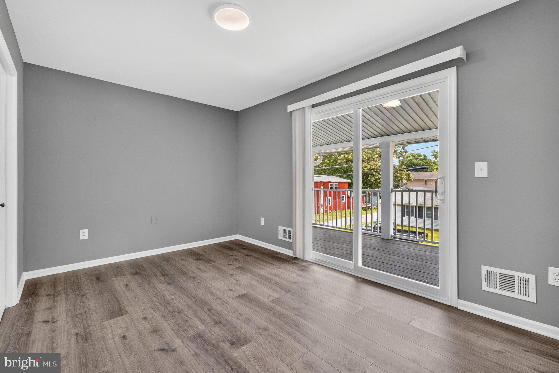 WOODLAND BEACH - Residential