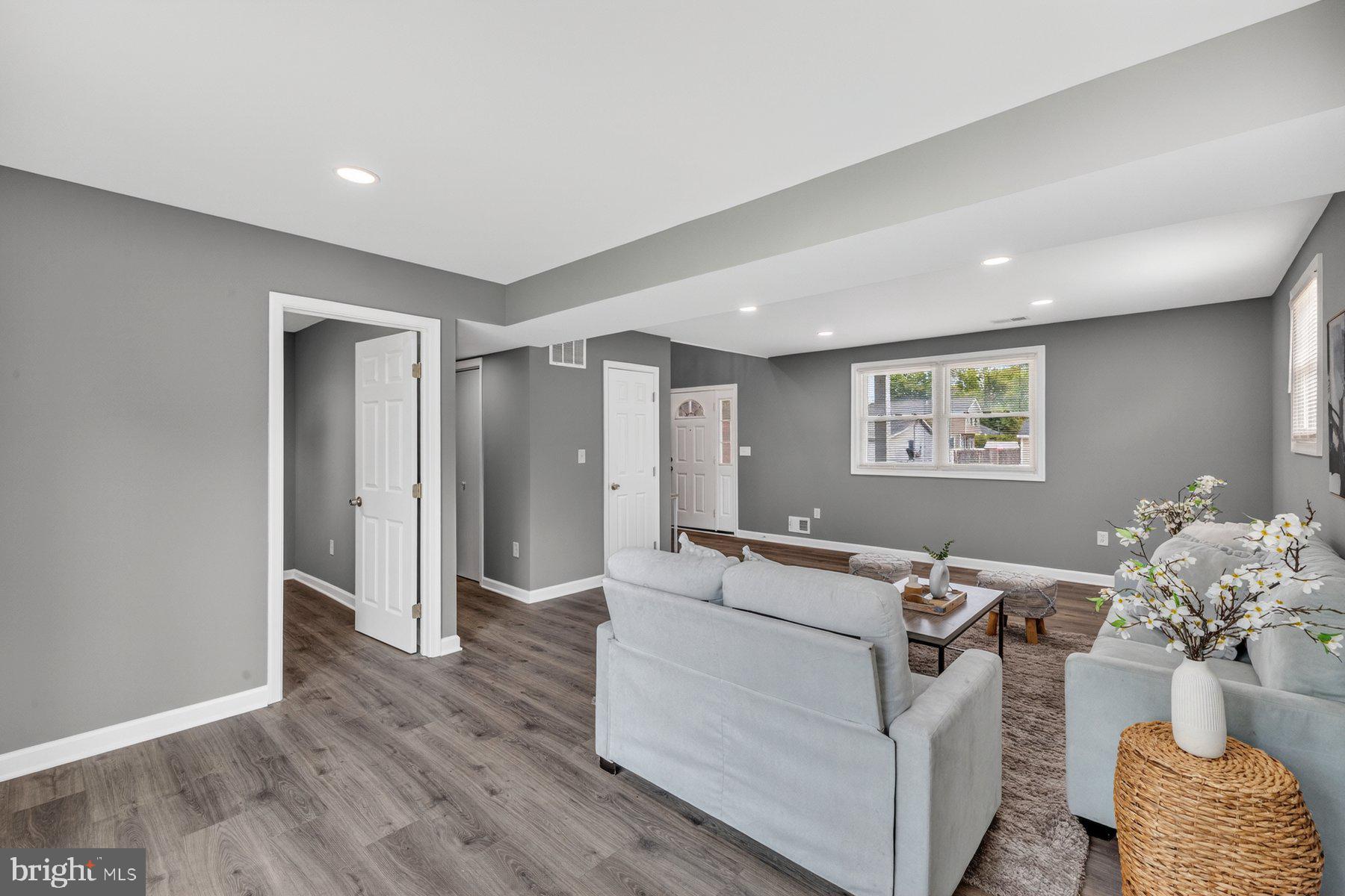 WOODLAND BEACH - Residential
