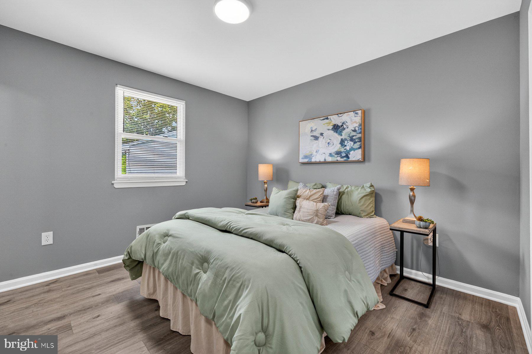 WOODLAND BEACH - Residential