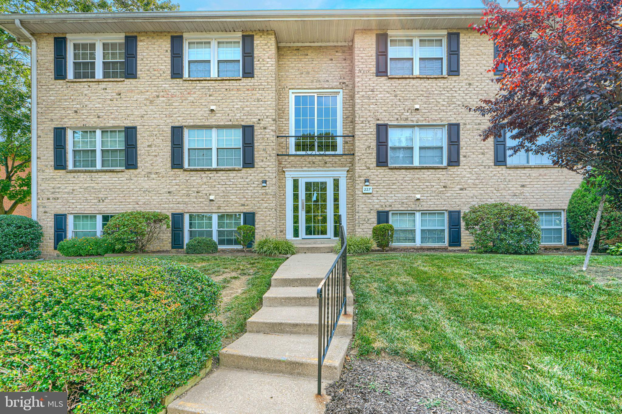 NEWLY RENOVATED 2 BED 1 BATH CONDO ON GARDEN LEVEL!  NEW FLOORING, FRESH PAINT, NEW KITCHEN  COUNTERTOP!  PROPERTY IS ON GROUND LEVEL WITH LOTS OF NATURAL SUNLIGHT, EASY PARKING!  ACCESS TO POOL!  GREAT COMMUNITY TO BE A PART OF!  SCHEDULE YOUR SHOWING TODAY!