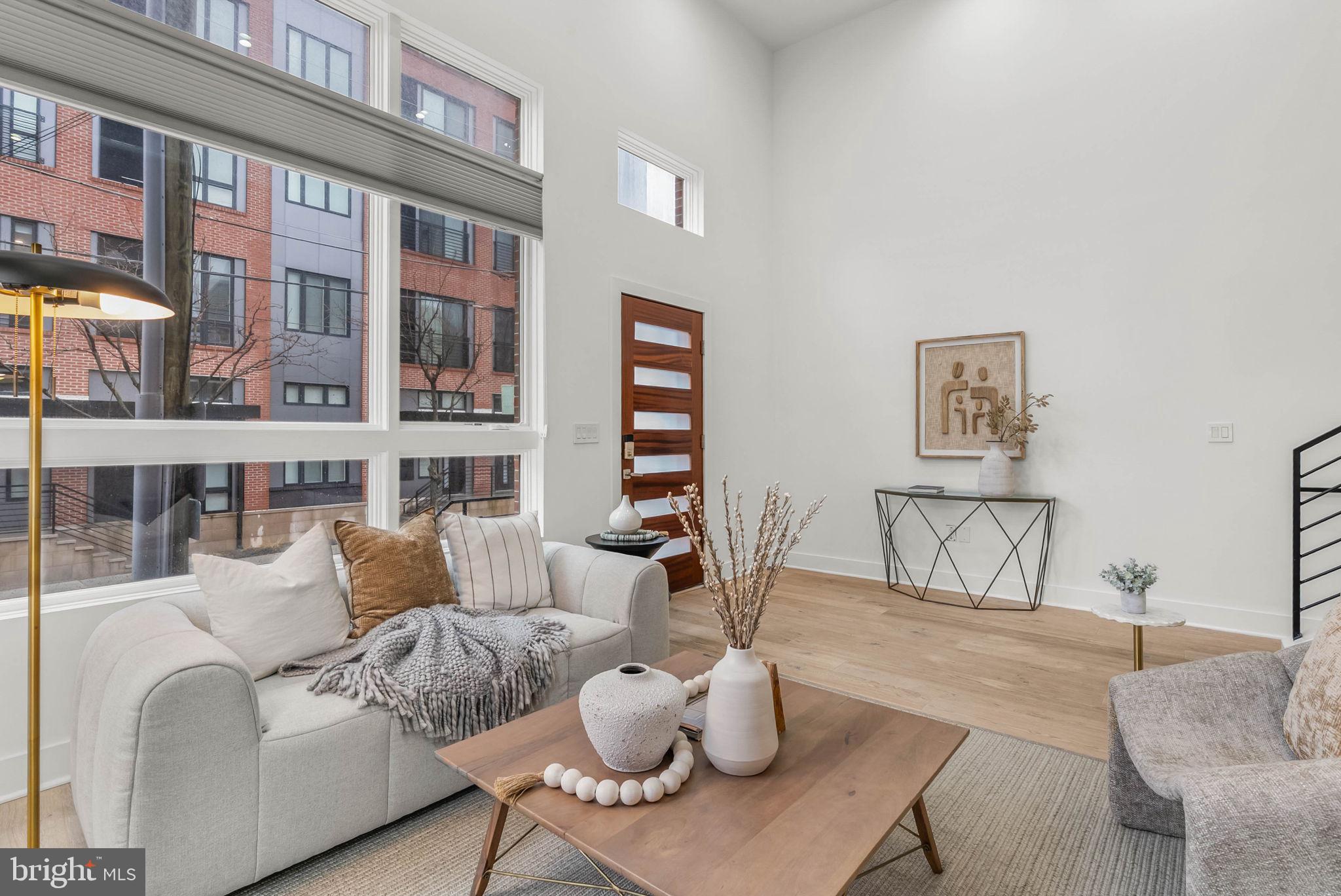 LOGAN SQUARE - Residential