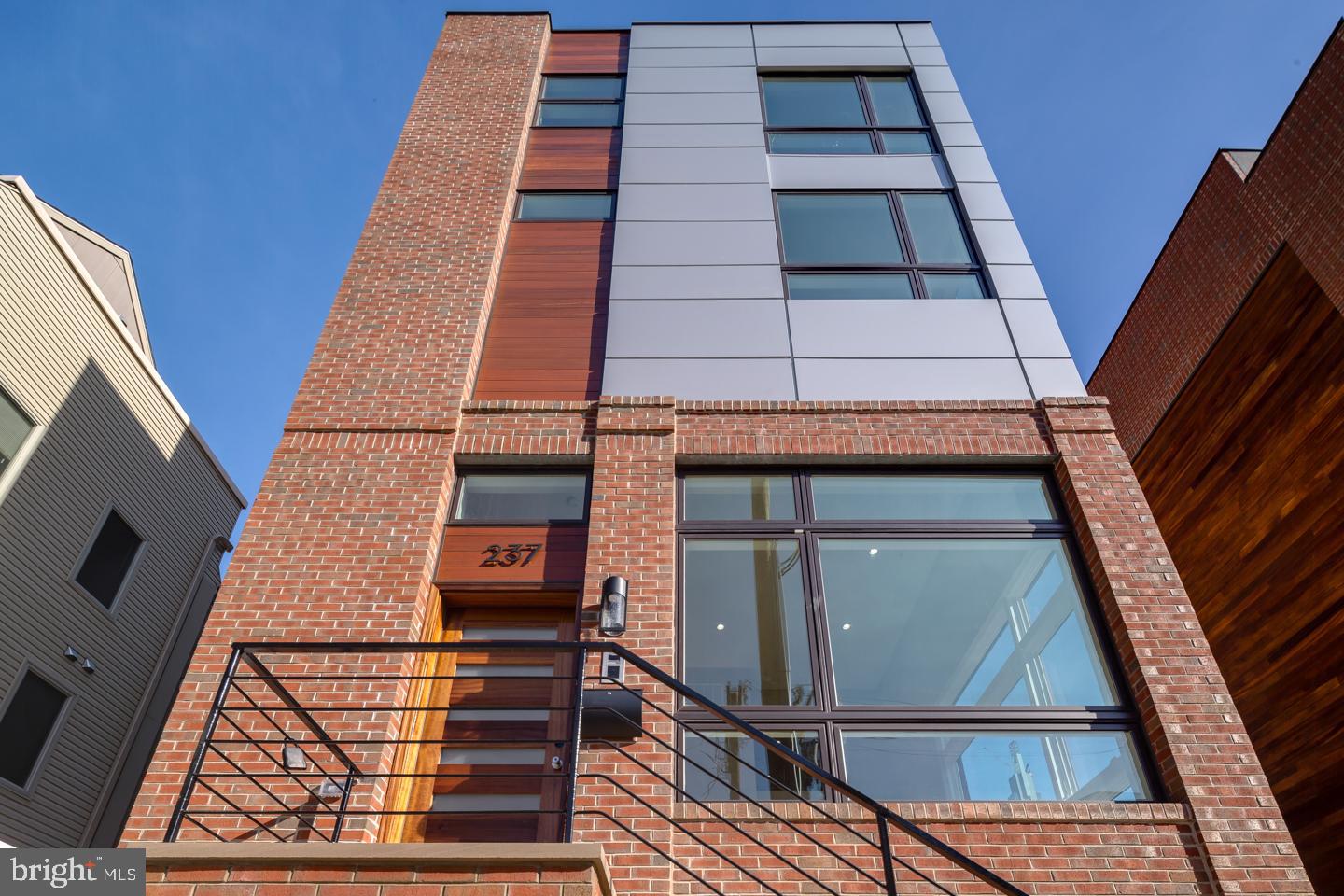 LOGAN SQUARE - Residential