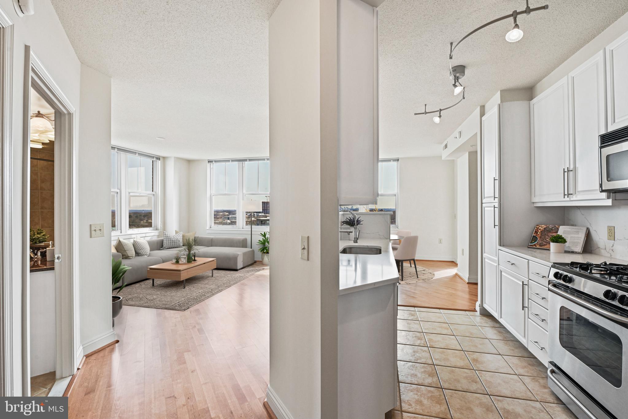 THE MERCER AT RESTON SQUARE - Residential