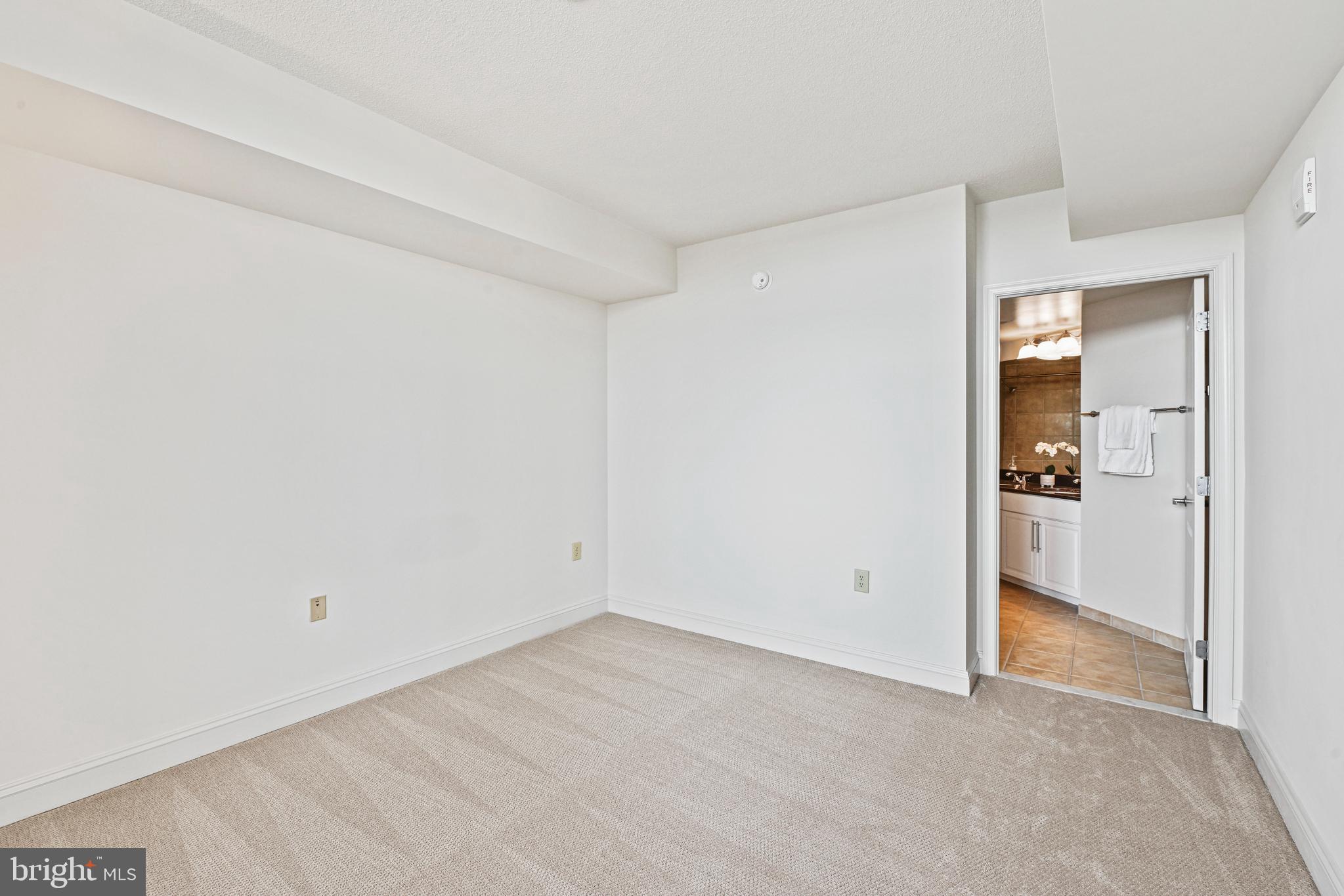 THE MERCER AT RESTON SQUARE - Residential
