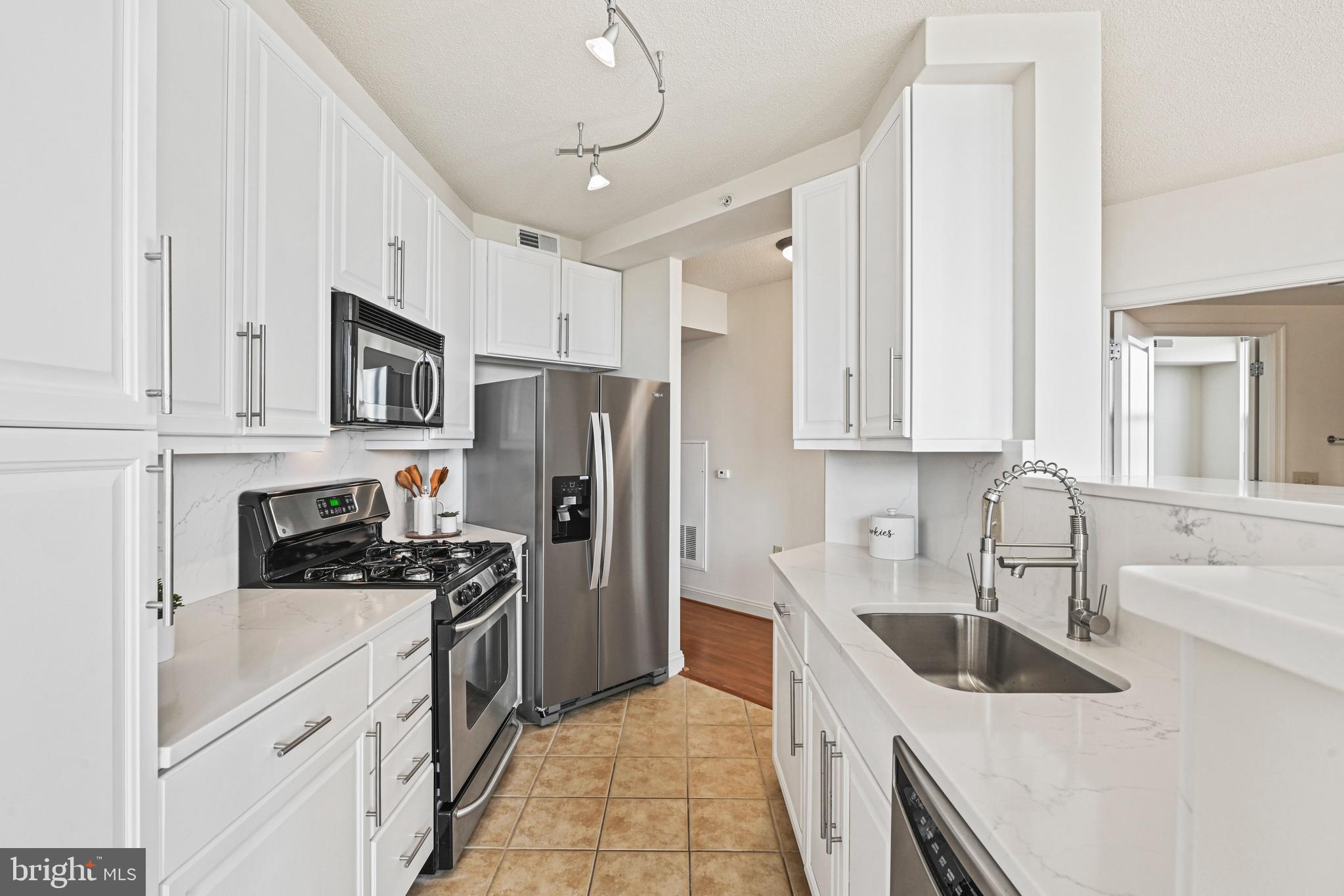 THE MERCER AT RESTON SQUARE - Residential