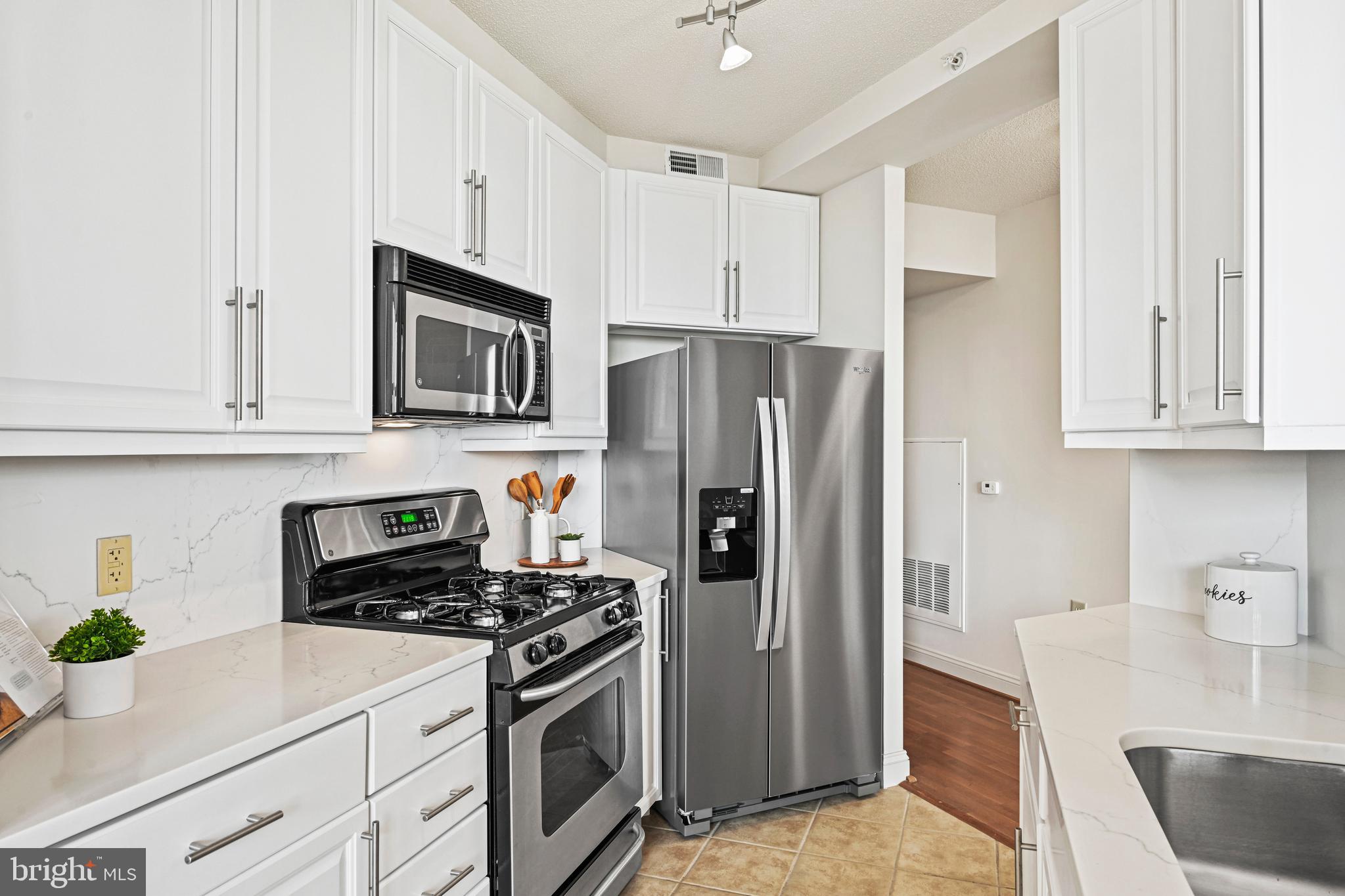 THE MERCER AT RESTON SQUARE - Residential