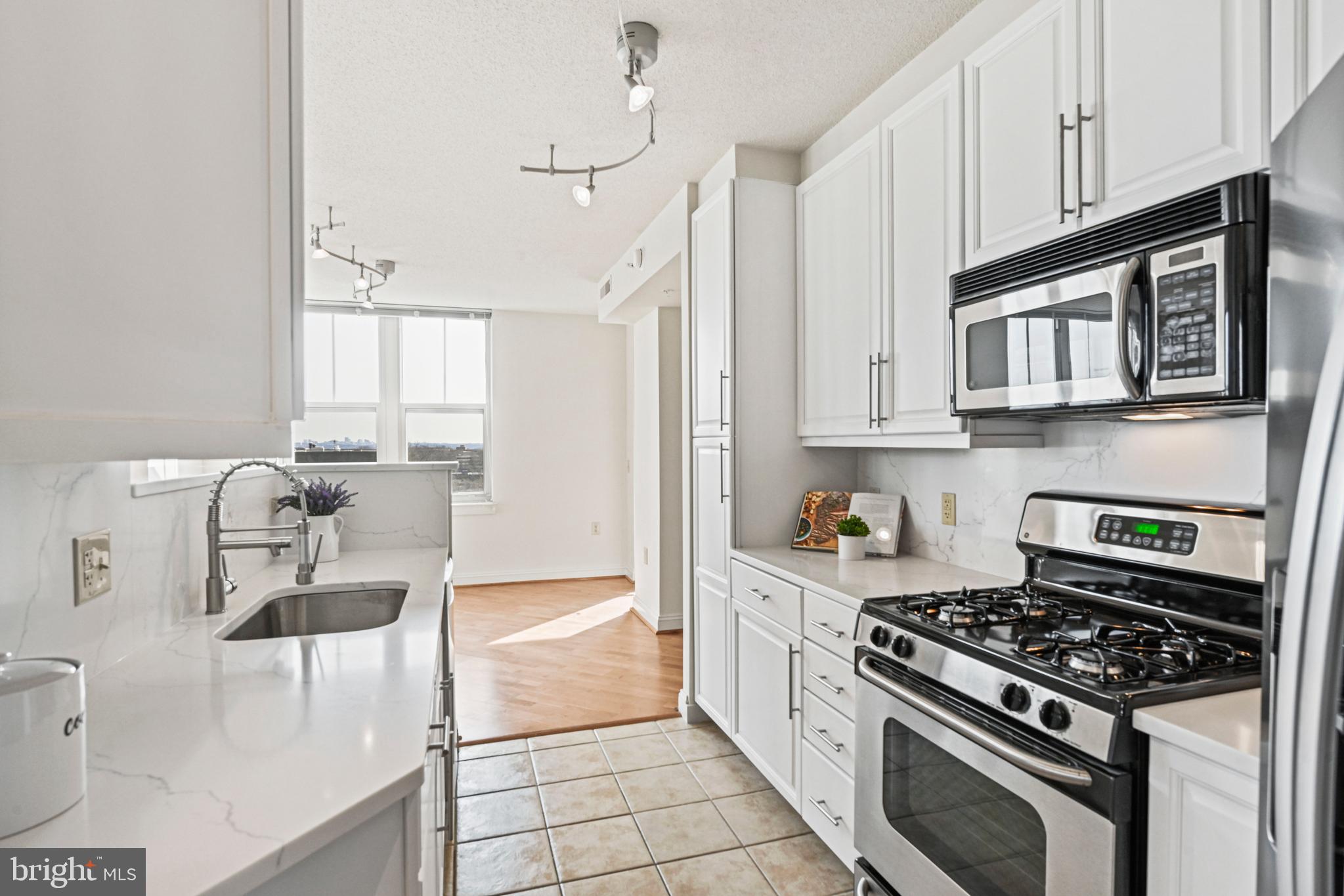 THE MERCER AT RESTON SQUARE - Residential