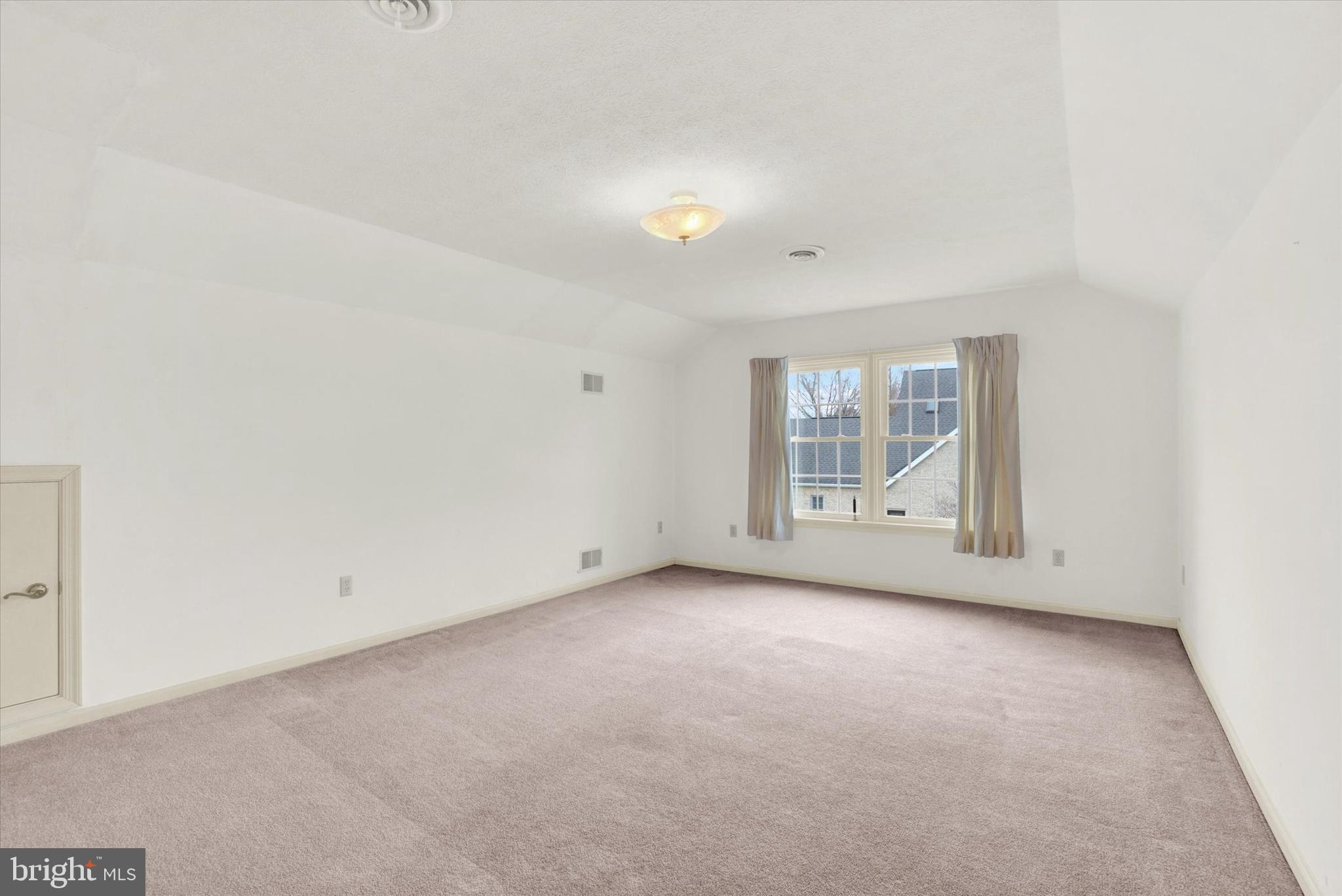 COUNTRY CLUB VIEW - Residential