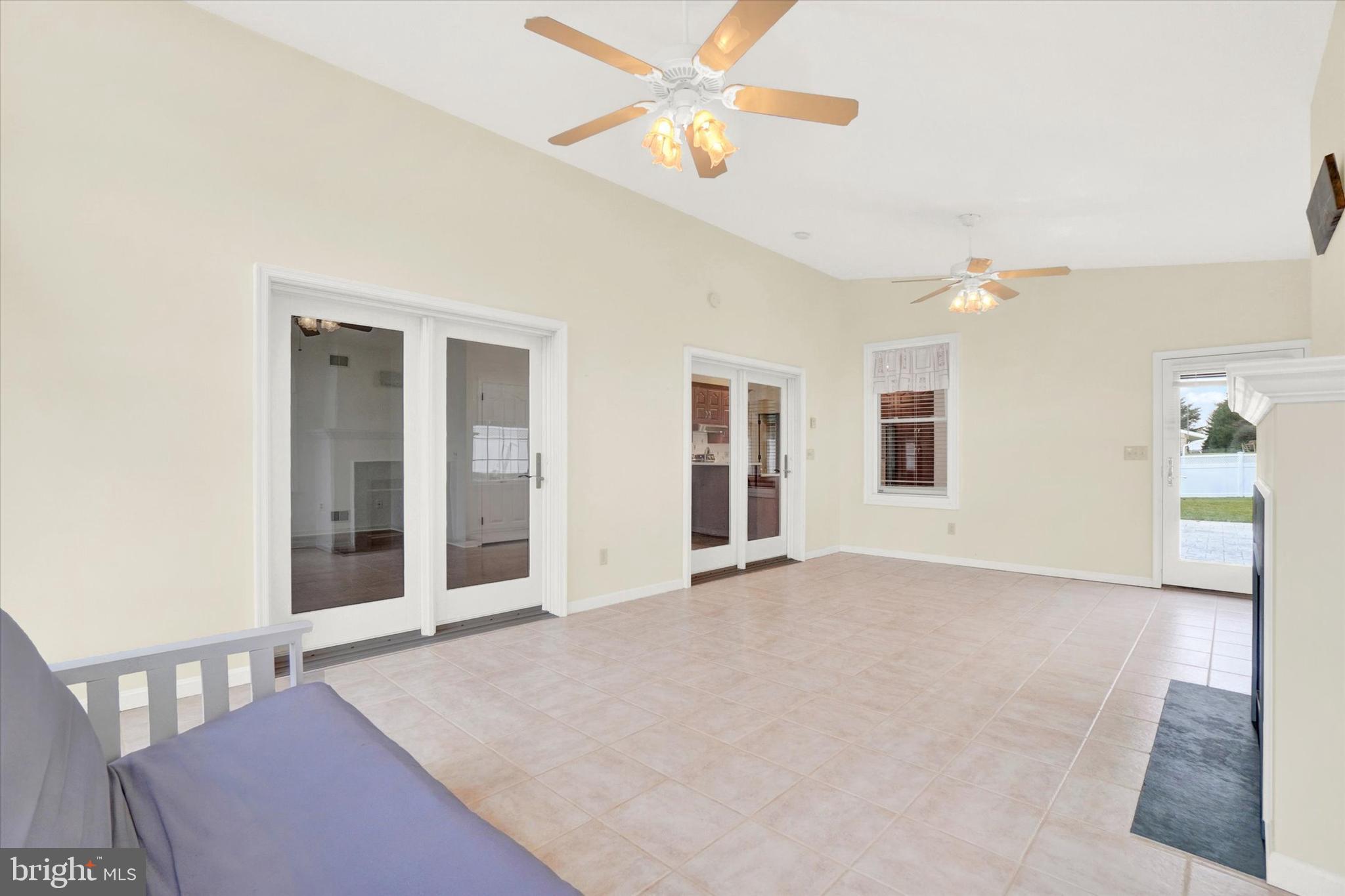 COUNTRY CLUB VIEW - Residential