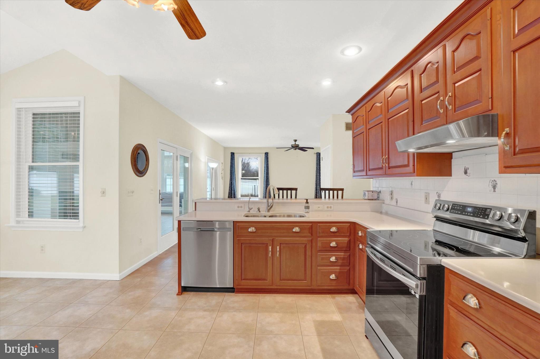 COUNTRY CLUB VIEW - Residential