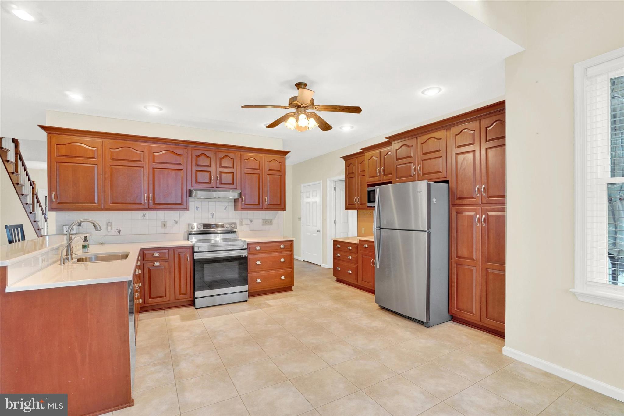 COUNTRY CLUB VIEW - Residential