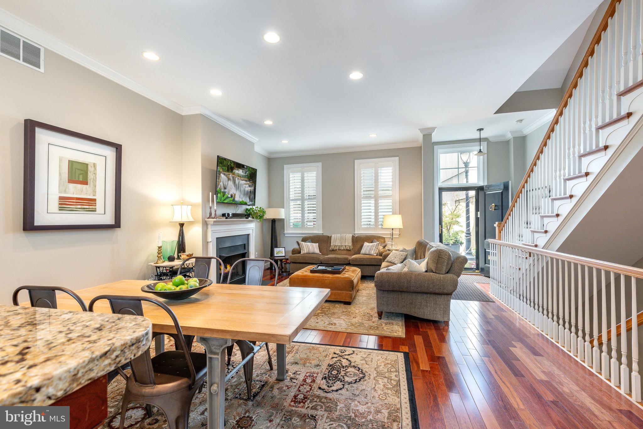 QUEEN VILLAGE - Residential