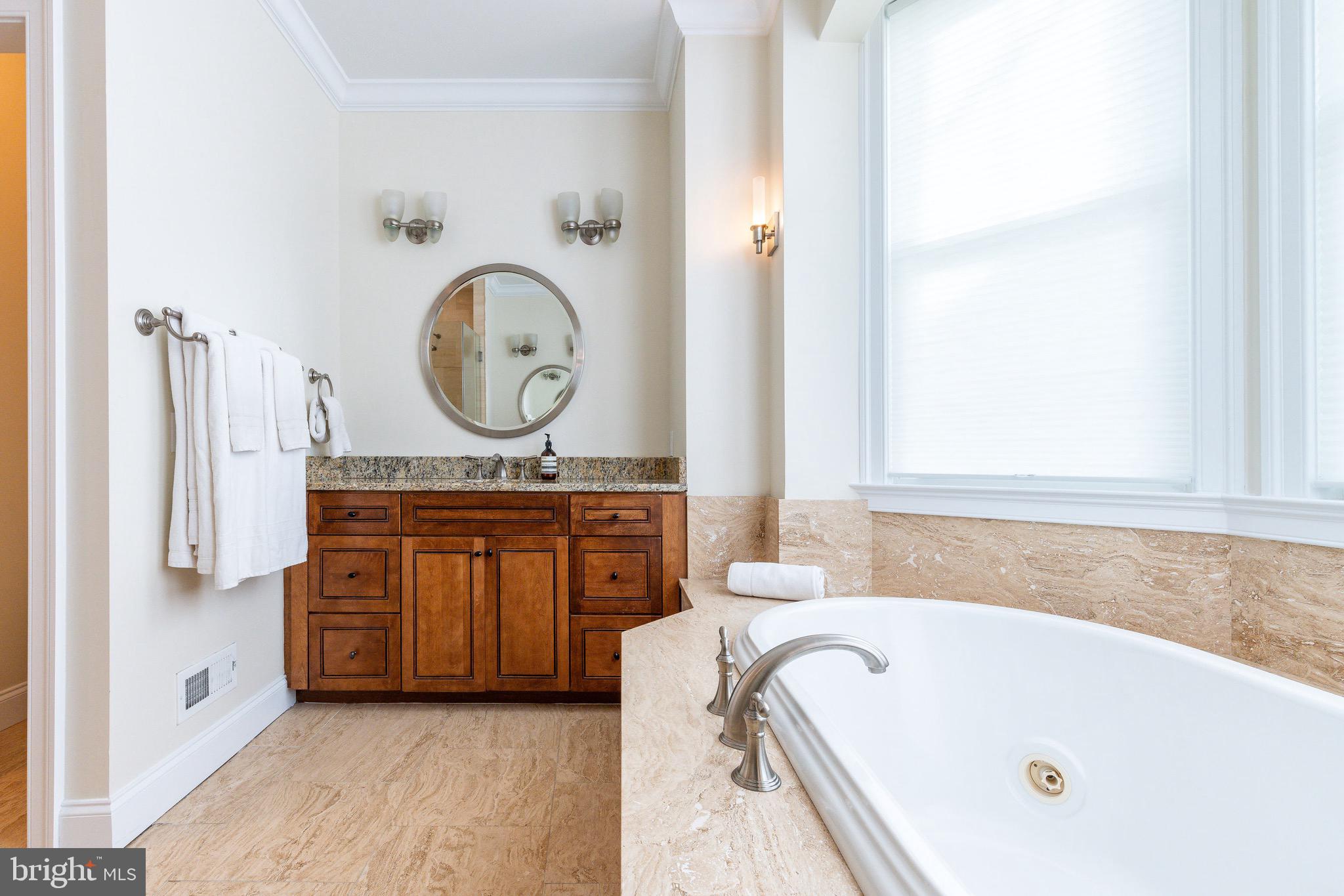 QUEEN VILLAGE - Residential