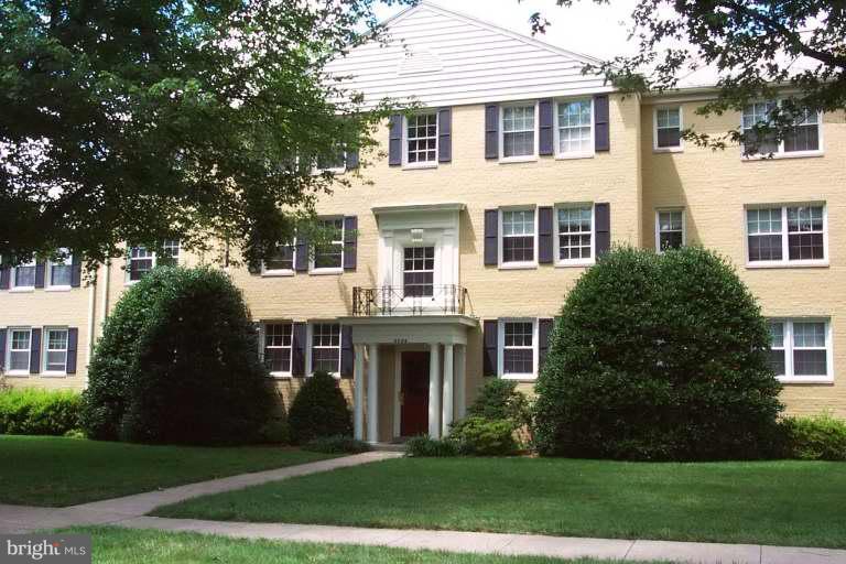Very good price for 2-BR condo in upper level..  Free Belle View outdoor pool complex fully available for occupants. Express metro bus, next to shopping center and GW Parkway & Potomac River.  Same building basement with washers and dryers.