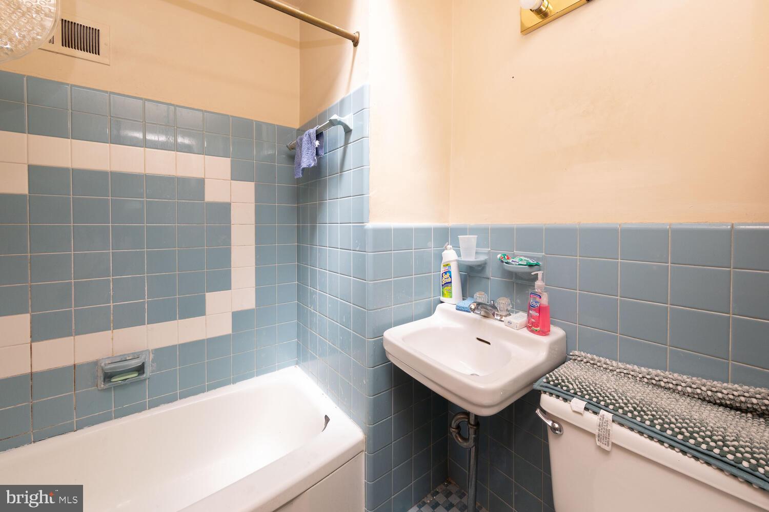 EAST OAK LANE - Residential Income