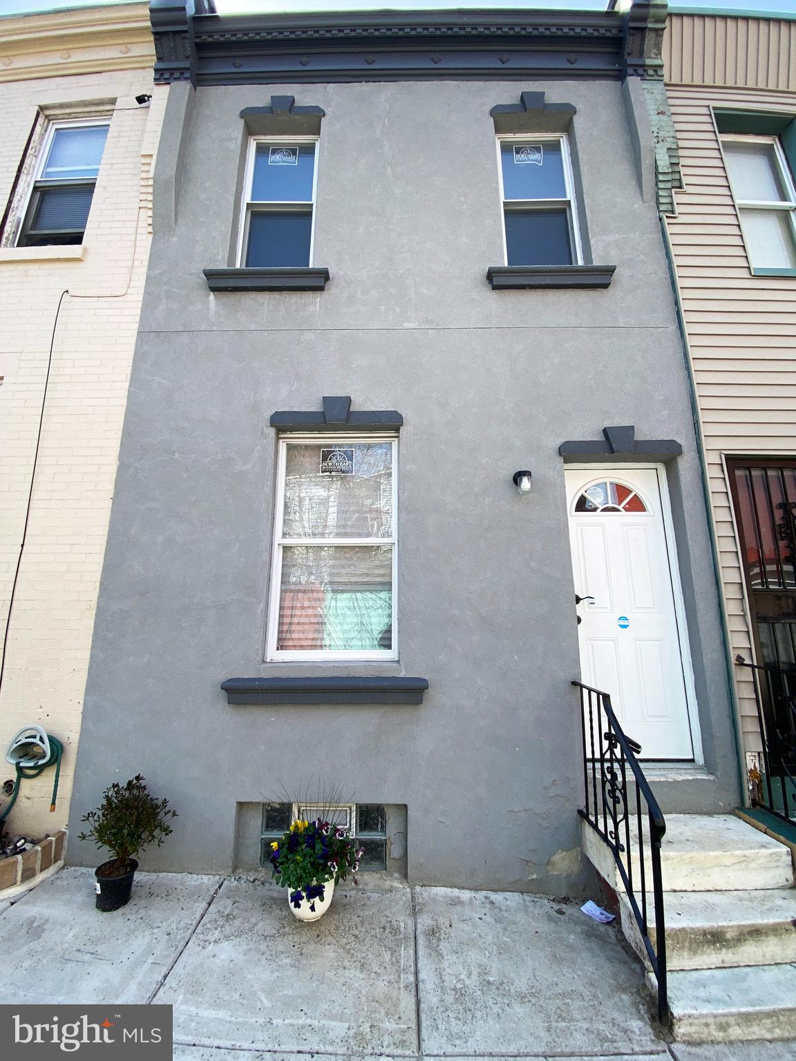 Welcome to 236 W Atlantic 📍– a beautifully renovated gem! 💎 Step inside this modern two-bedroom, 🚽1.5-bath home featuring central A/C. As you enter, you'll be greeted by sleek new laminate floors throughout. ✨The spacious living room flows seamlessly into the kitchen/dining area, which boasts granite countertops, stylish backsplash tiles, and stainless steel appliances. 🌟At the rear of the kitchen, you'll find a convenient half bath and laundry area. Upstairs, the freshly painted walls create a bright and inviting atmosphere, while the full ceramic-tiled bathroom adds a touch of elegance.🏡🛋️
Don’t miss out on this incredible opportunity—bring your buyers to see it today and watch them fall in love with this one-of-a-kind home! 🤑 (The property was virtually staged)