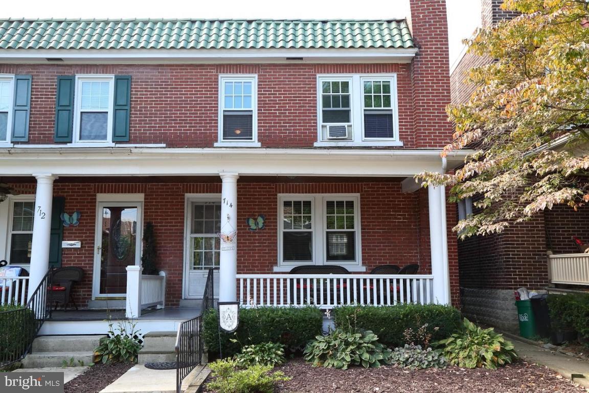 Sparkling clean. From every angle you'll find this home a fascinating one. Really pretty colors, renovated kitchen, newer windows, carpet, hot water heater and much more. IRRESISTIBLE.