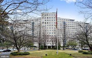 FABULOUS STUDIO WITH MANY AMENITIES  LOCATED NEAR METRO AND PUBLIC TRANSPORATION.  PRICED TO SELL!! A MUST SEE !