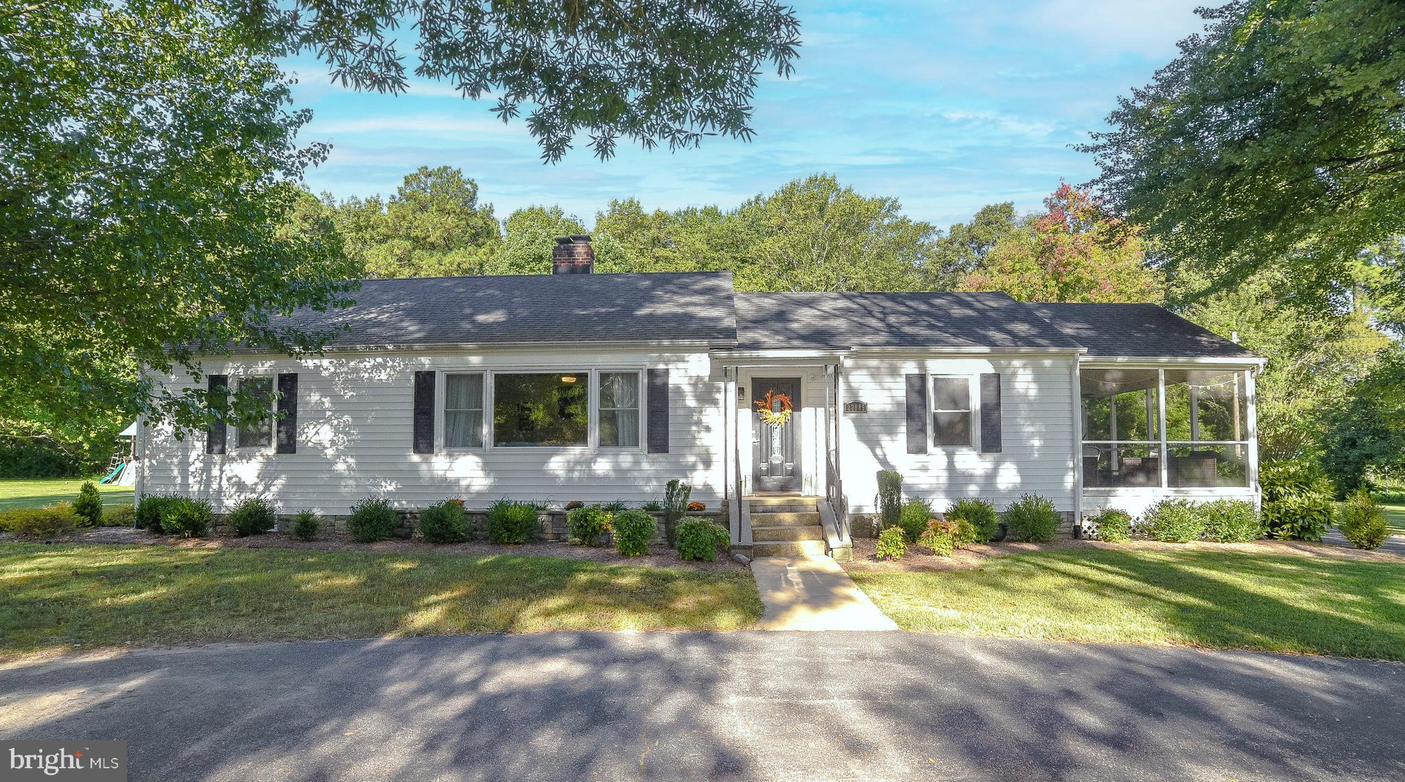 Picture perfect just move right in!! Charming 3 bedroom 2 full bath rambler in downtown Leonardtown. Hardwood floors, wood burning fireplace,  screened in porch, circular driveway. Large flat yard.
 Windows were recently replaced. Unfinished basement to finish like you like