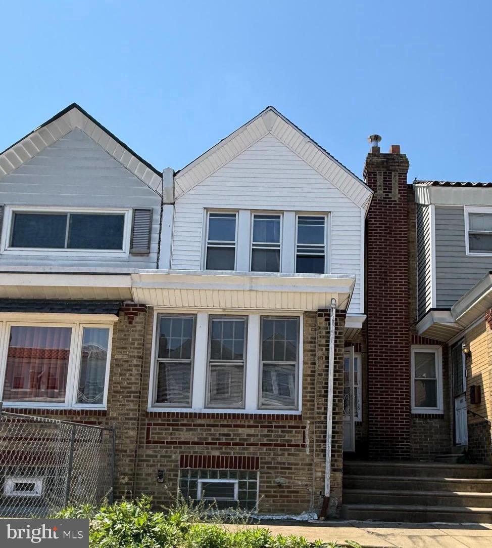Investors / Contractors      Mayfair West - 3 bedroom 1 bath row,  rear garage !  This property is ready
and cleared out for rehab!  Make this your next project or addition to your rental portfolio. 
Convenient to all major shopping and all the city has to offer.  75-90 days to close after court approval.