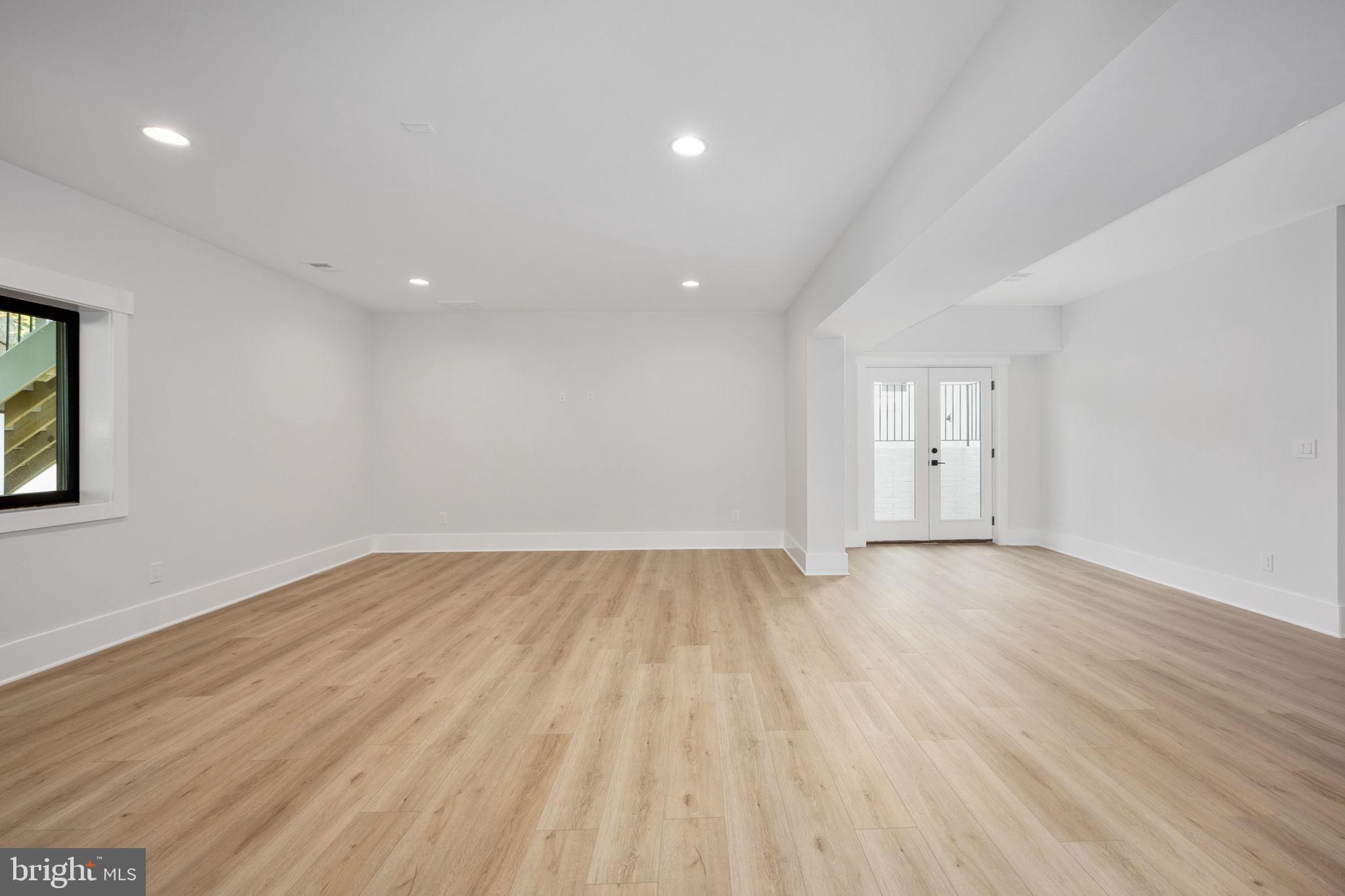 VIENNA WOODS - Residential