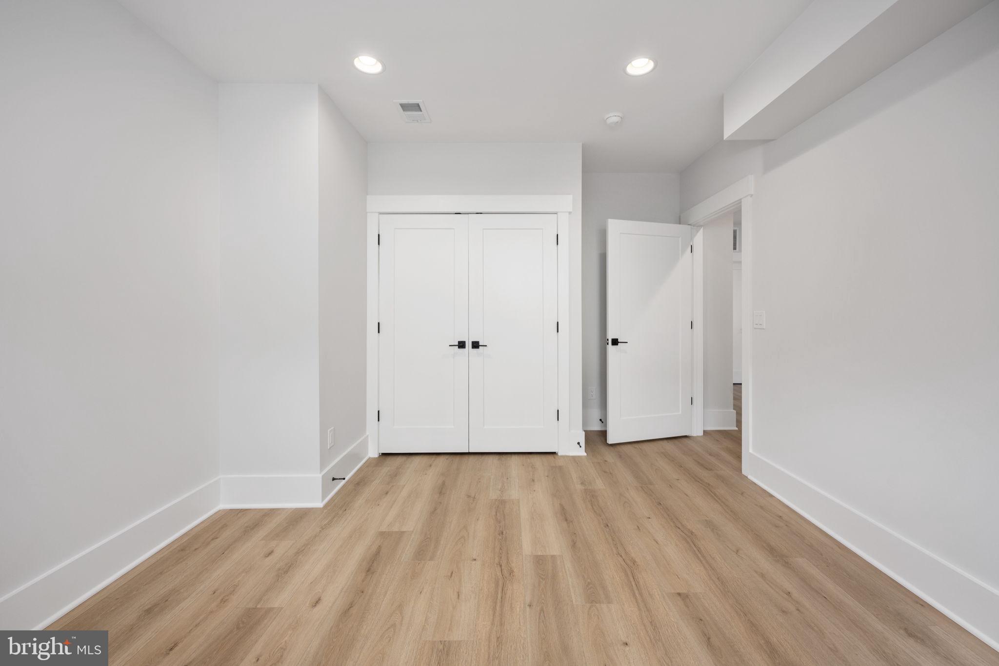 VIENNA WOODS - Residential