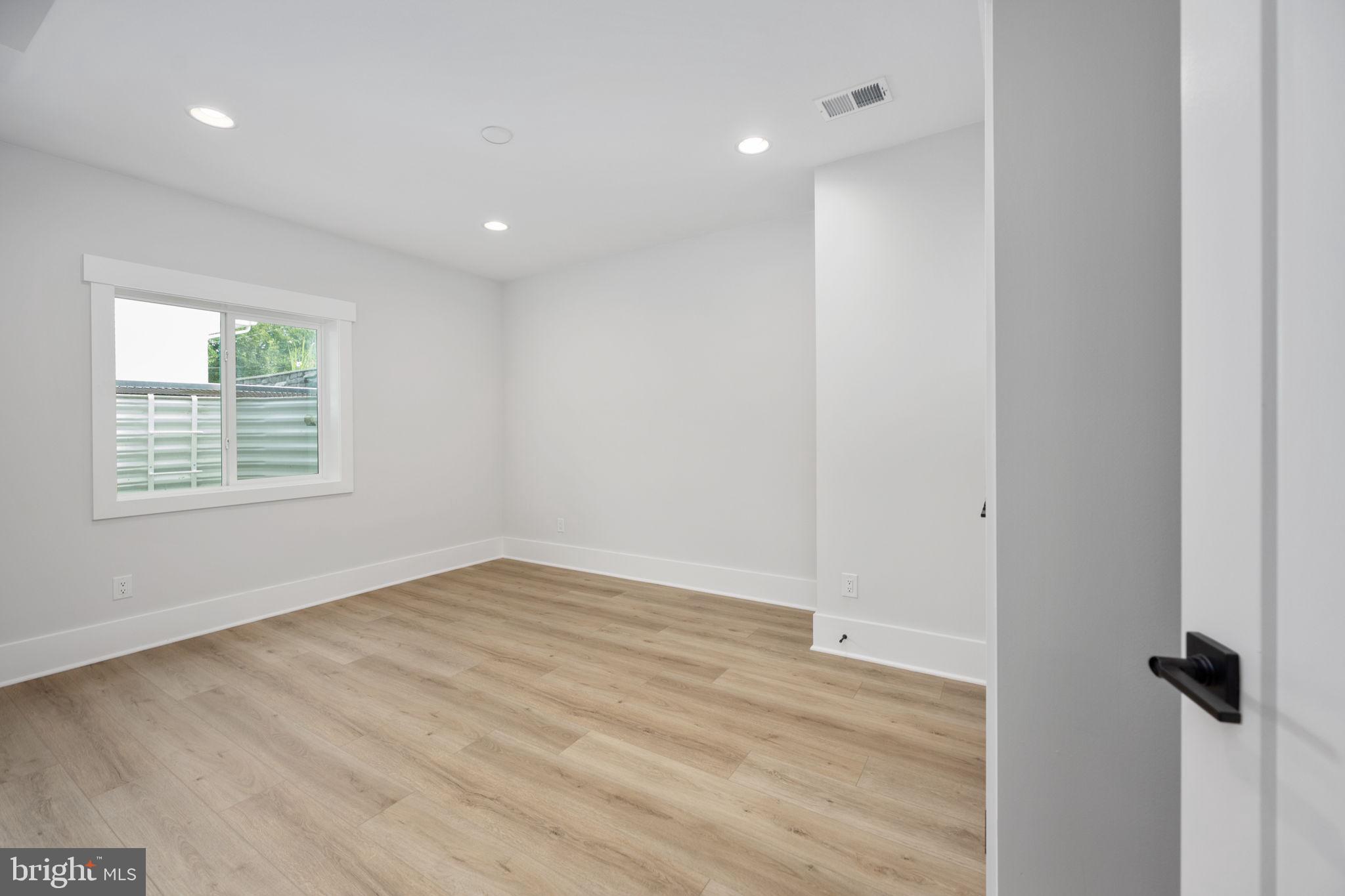 VIENNA WOODS - Residential