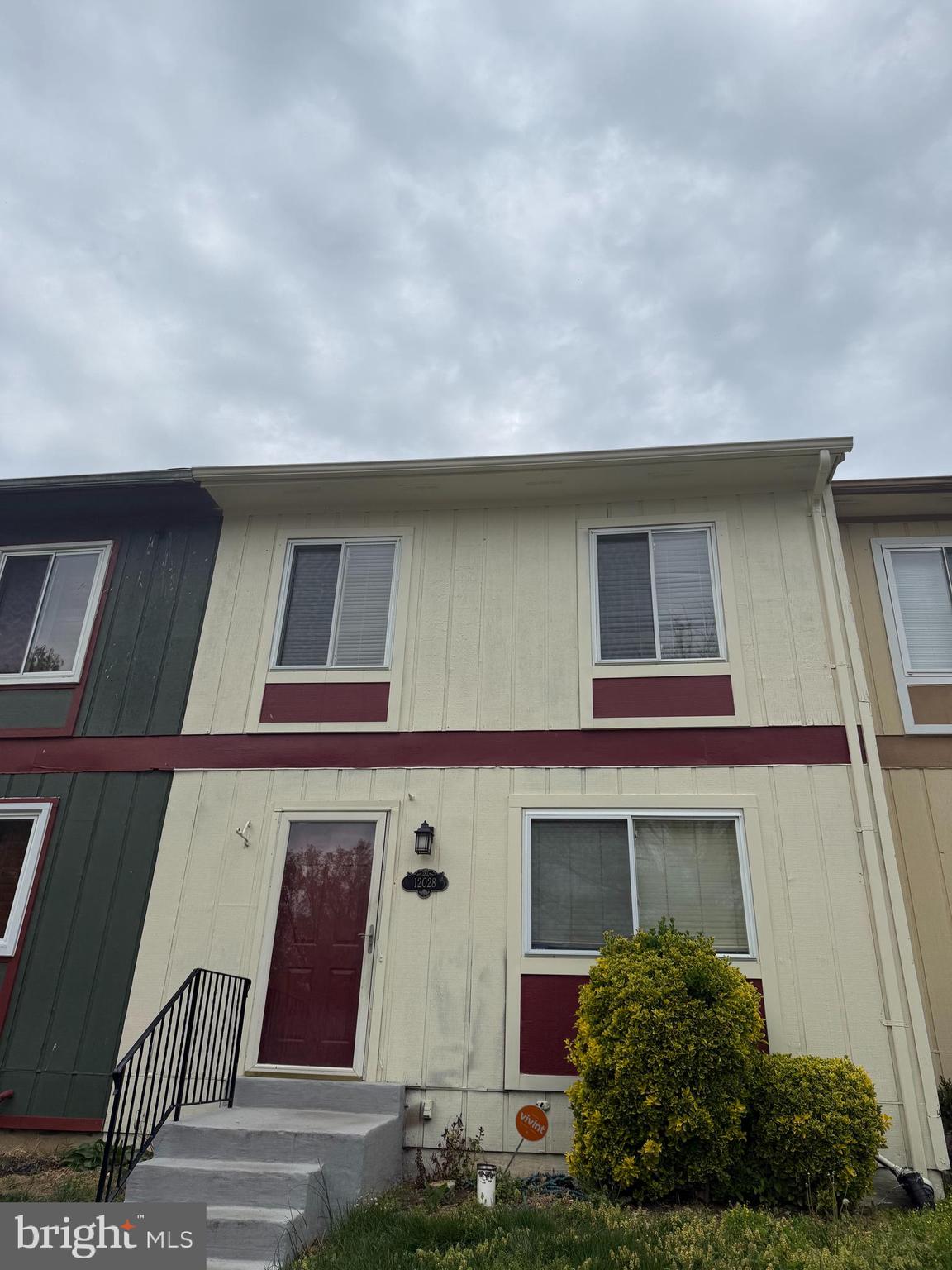 JUST REDUCED!!! READY TO MOVE IN... Very nice/clean 3-level townhome with 3 bedrooms and 2 full baths. Hardwood floors throughout the main level.   Nice tile throughout the bedrooms and basement floors. Fenced back yard. Granite counters, high-end stainless steel appliances.