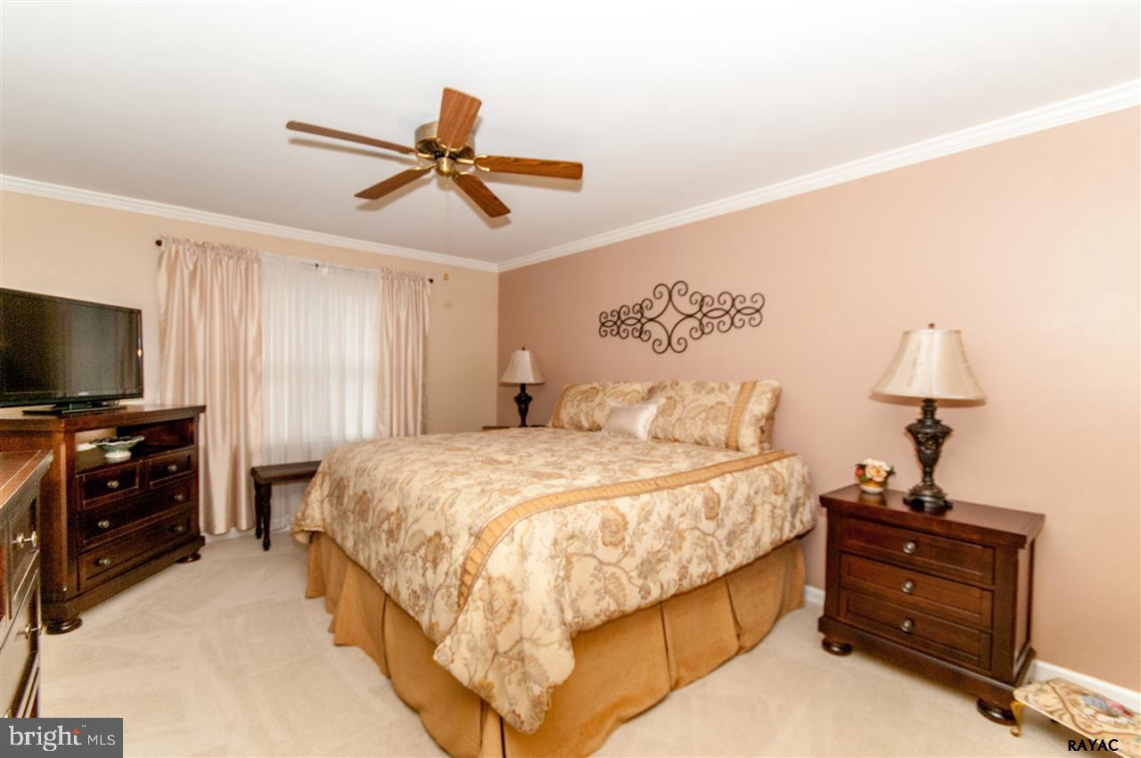 WHITE OAK MANOR - Residential