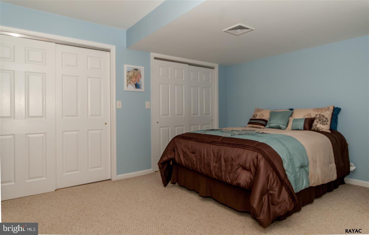 WHITE OAK MANOR - Residential