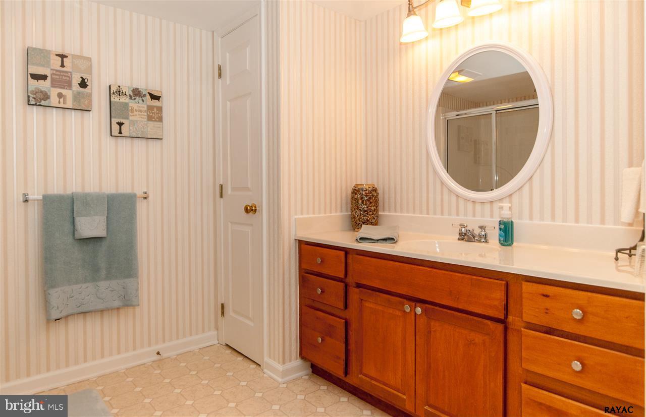 WHITE OAK MANOR - Residential