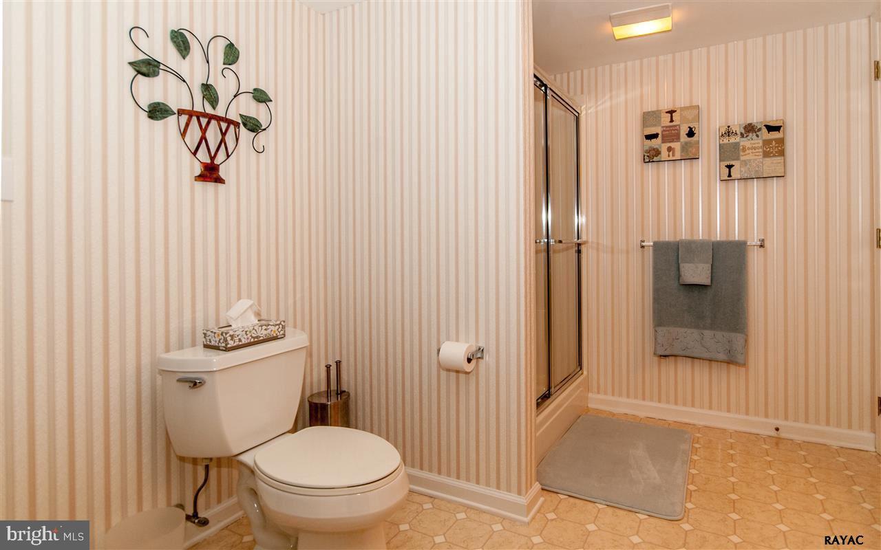 WHITE OAK MANOR - Residential