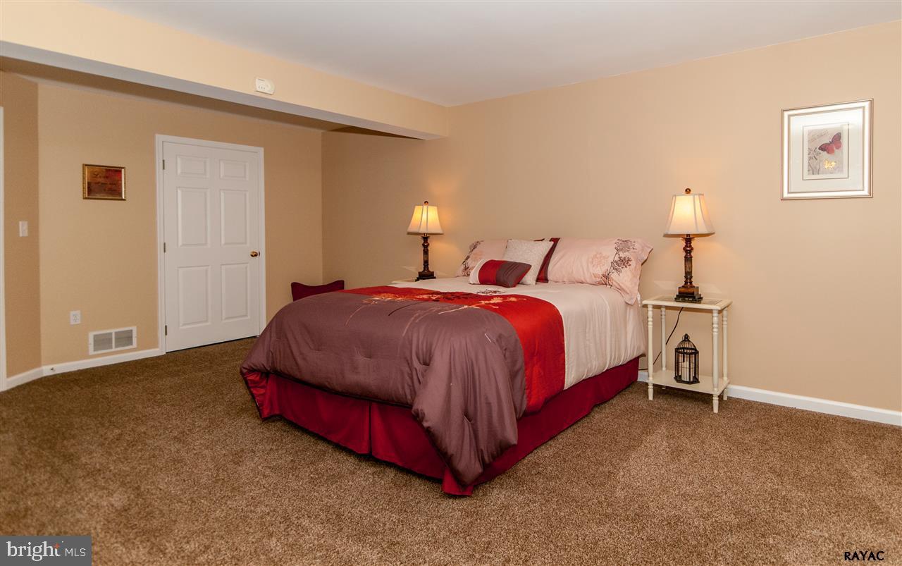 WHITE OAK MANOR - Residential